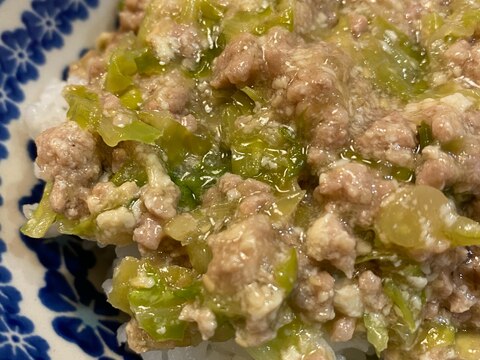 なぜか食いつきがいい♡挽き肉豆腐のキャベツ丼